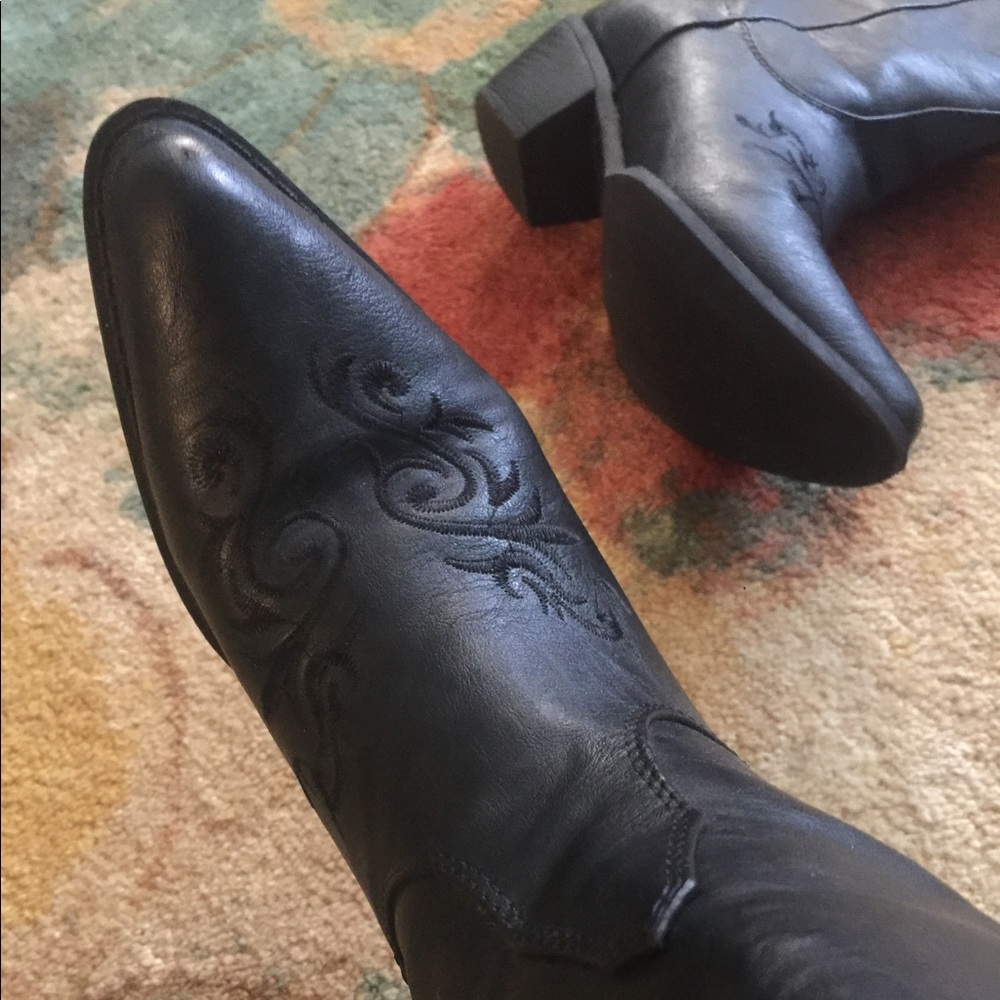 Woman’s 7.5 black cowboy boots